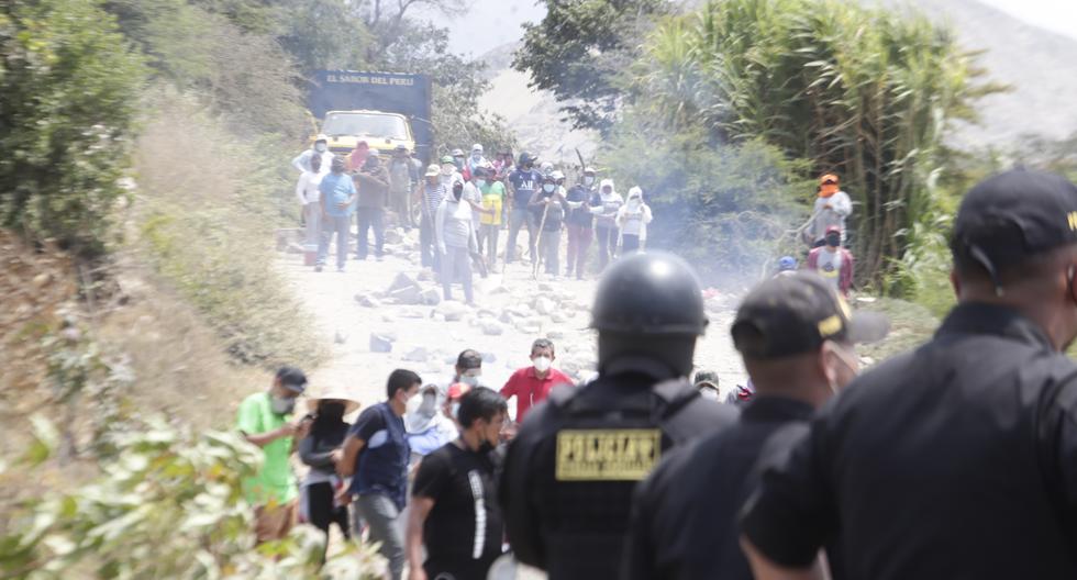 La diligencia debió empezar cerca de las 9:00 a.m. pero conforme avanzó el día, esta se fue dilatando debido a la protesta de varios grupos que impidieron que las autoridades lleguen hasta la zona ocupada ilegalmente. (Foto: Ministerio de Cultura)