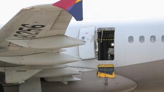 El hombre que abrió la puerta de un avión en vuelo dijo que se sentía “sofocado”