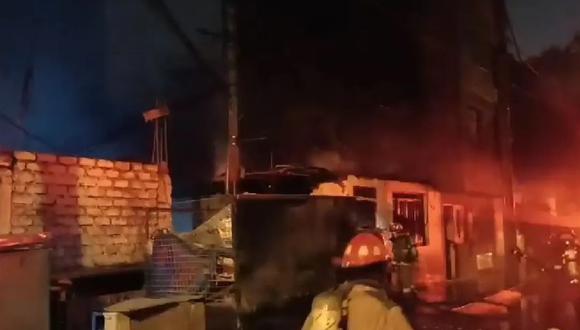La noche del último domingo se reportó un incendio de código 2 en el jirón Cárcamo. (Foto: Captura/RPP Noticias)