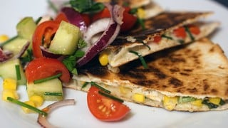 Quesadillas de poblano con queso y piña