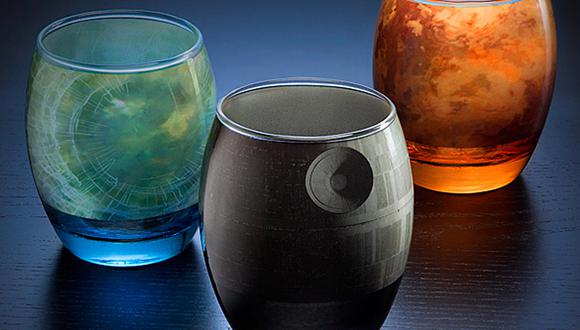 Los vasos de Star Wars representan las im&aacute;genes de cuatro planetas, una luna y la Estrella de la Muerte. (Foto: thinkgeek.com)