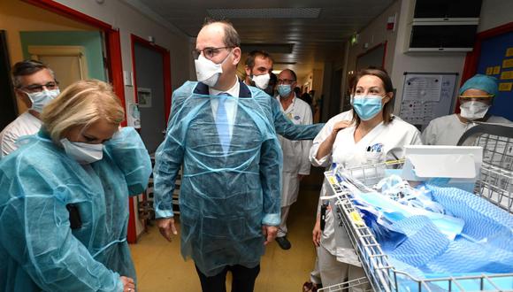El Primer Ministro de Francia, Jean Castex (centro) y la Ministra de Autonomía, Brigitte Bourguignon (izquierda), visitan la unidad de cuidados intensivos covid-19 en el Centro Hospitalario Universitario de Montpellier, el 5 de noviembre de 2021. (Pascal GUYOT / AFP).
