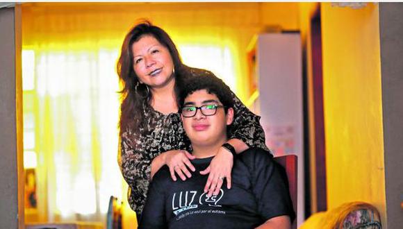 Gonzalo y su mamá Milagros luchan a diario contra el déficit de servicios de salud que existe parta atender a personas con autismo (Foto: Lino Chipana)
