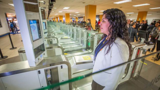 Más de 10 mil pasajeros utilizan a diario las puertas electrónicas del aeropuerto Jorge Chávez. (Foto: Migraciones)