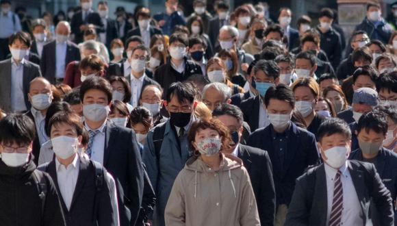 La gente camina cerca de la estación Shinjuku, en Tokio, Japón, el 26 de abril de 2021, durante un nuevo estado de emergencia por coronavirus que cubre las regiones de Tokio, Osaka, Kioto e Hyogo. (Foto de Kazuhiro NOGI / AFP).