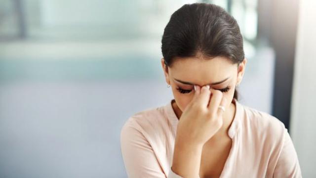 Las mujeres suelen sufrir más dolores de cabeza que los hombres por cambios en sus niveles hormonales, generalmente relacionados con el ciclo menstrual. (Foto: Getty Images)