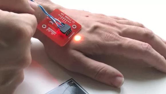 Patrick Paumen tiene un microchip bajo la piel de su mano izquierda y se enciende cuando entra en contacto con un punto de pago electrónico.