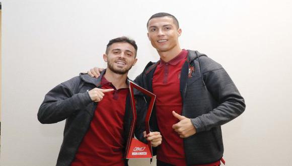 Cristiano Ronaldo no tuvo mejor idea que motivar a Bernardo Silva regalándole el premio MVP que recibió ante Nueva Zelanda. (Foto: Twitter)