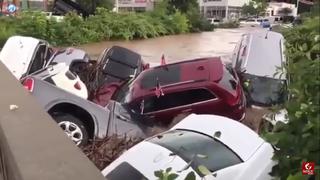 YouTube: Inundación termina destrozando decenas de autos de un concesionario | VIDEO