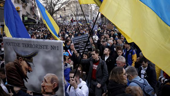 En París, una marcha en contra de la guerra entre Rusia y Ucrania. EFE