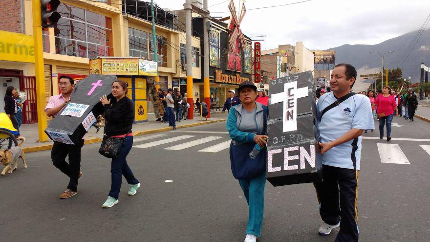 En Chimbote (Áncash), los docentes se movilizaron por las calles del centro de Chimbote, como la avenida José Pardo. (Foto: Laura Urbina)
