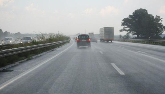 Las carreteras mojadas son peligrosas porque los neumáticos de los vehículos pierden adherencia