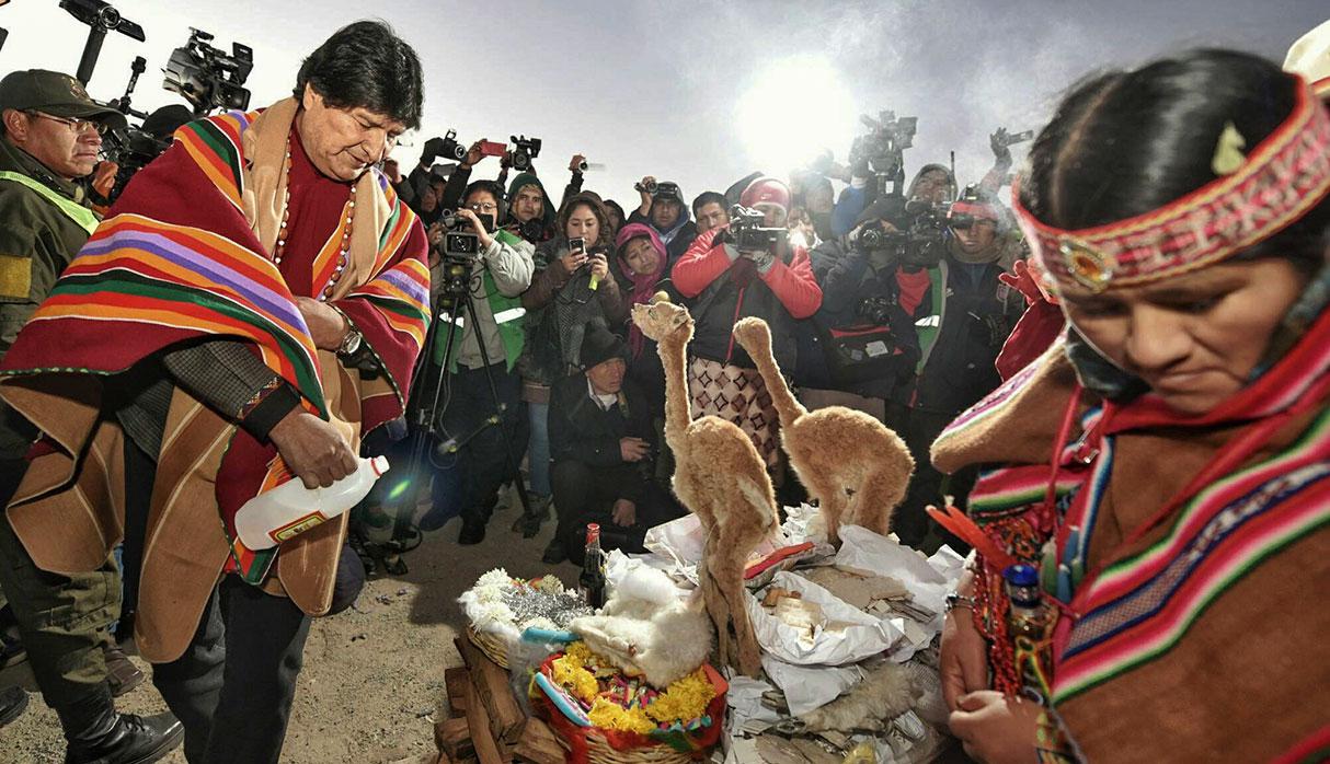 Handout picture released by the Bolivian presidency showing President Evo Morales (L) participating in a ritual during the celebrations for the 5525 Aymara New Year in his hometown Orinoca, Oruro department, Bolivia, on June 21, 2017.  RESTRICTED TO EDITORIAL USE - MANDATORY CREDIT "AFP PHOTO /PRESIDENCIA" - NO MARKETING NO ADVERTISING CAMPAIGNS - DISTRIBUTED AS A SERVICE TO CLIENTS


 / AFP / Presidencia / Enzo DE LUCA / RESTRICTED TO EDITORIAL USE - MANDATORY CREDIT "AFP PHOTO /PRESIDENCIA" - NO MARKETING NO ADVERTISING CAMPAIGNS - DISTRIBUTED AS A SERVICE TO CLIENTS