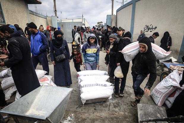 Los palestinos desplazados reciben ayuda alimentaria de la UNRWA en Rafah, en el sur de la Franja de Gaza, el 28 de enero de 2024. (Foto de AFP).