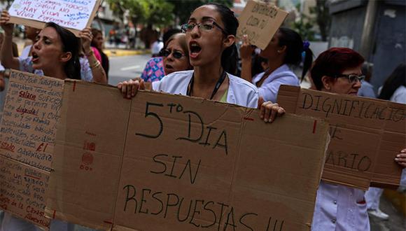 Los enfermeros venezolanos continuarán en "paro presencial" hasta que el gobierno de Nicolás Maduro atienda sus reclamos. (Foto: EFE)