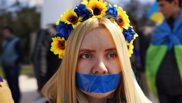 Muchos en Crimea se taparon la boca el 13 de marzo de 2014 en protesta a las fuerzas rusas, defendiendo que la península forma parte de Ucrania. (GETTY IMAGES)