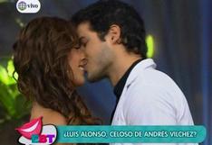 Andrés Vílchez le roba un beso a Yahaira Plasencia y Luis Alonso Bustíos reacciona así