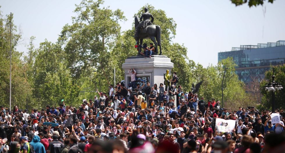 Miles de personas se reúnen en la Plaza Italia de Santiago. (AFP / Pablo VERA).