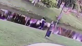Video muestra cómo una madre acusada de matar a su hijo con autismo lo empuja a un lago en Miami