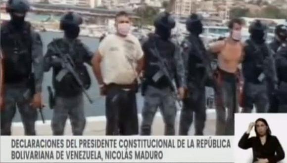 Captura tomada del canal VTV que muestra a dos de los detenidos durante la operación llevada a cabo por las fuerzas de seguridad de Venezuela contra un grupo calificado por el Ejecutivo de "mercenario" e involucrado en dos fallidos incursiones marítimas en las que al menos fallecieron ocho personas este lunes. (EFE/VTV).