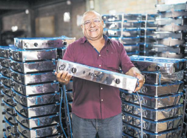 Ciro Castañeda, de 57 años, visita a sus clientes en provincias, como técnico de Fadicc S.A. (Foto: El Comercio)