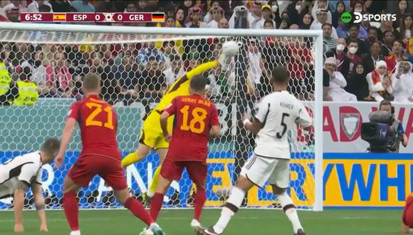 Manuel Neuer realizó impresionante atajada en el España vs. Alemania. (Foto: Captura)