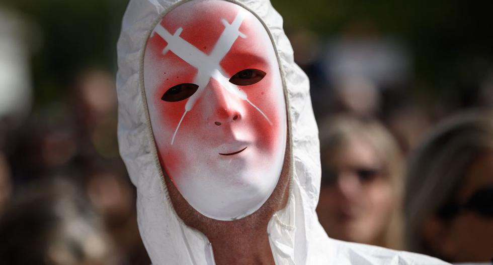 Un manifestante usa una máscara con jeringas durante una protesta en Suiza contra las medidas para frenar el coronavirus, como el pase sanitario y la vacunación obligatoria. (Fabrice COFFRINI / AFP).