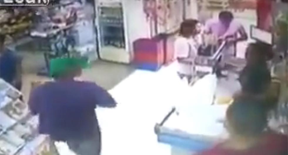 Este ladrón terminó mal cuando asaltó supermercado. (Foto: YouTube)
