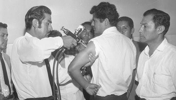 El 9 de marzo de 1970, médicos bolivianos realizaron una demostración del "inyector a chorro" en el Hospital del Rímac y en la parroquia Nuestra Señora de La Paz, en Comas. (Foto: GEC Archivo Histórico)