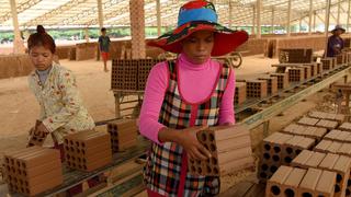 Refugiados climáticos, esclavos modernos en fábricas de ladrillos de Camboya | FOTOS