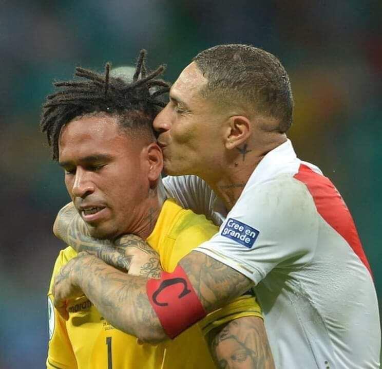 El beso de Paolo Guerrero a Pedro Gallese. (Foto: AP)