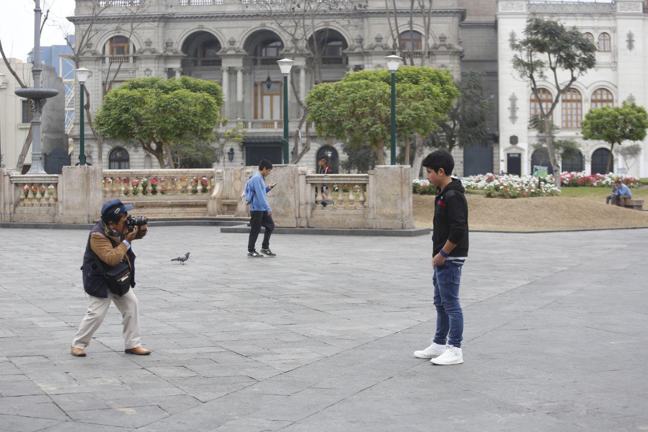 Los daños en la plaza San Martín también se puede notar en la estructura y en los árboles donde se encuentran varias pintas.
 (Foto: Hugo Pérez / El Comercio)