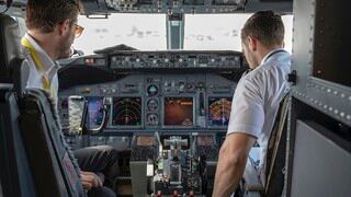 Pilotos reciben una fuerte sanción por permitir maniobrar un avión a un cantante 