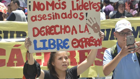 Una mujer protesta por el asesinato de líderes sociales en Colombia. (Foto referencial de Esneyder Gutiérrez)