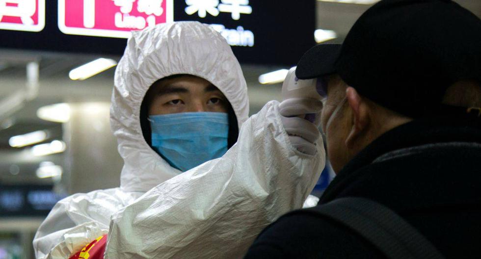Un trabajador médico revisa la temperatura de un pasajero en el subterráneo de Pekín. La preocupación crece en China por la propagación del coronavirus, mientras la OMS ha declarado la emergencia internacional. (Foto: Betsy Joles/Getty Images)