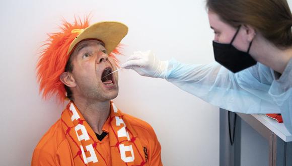 Una enfermera usa un hisopo de algodón durante una prueba de coronavirus Covid-19 en el Centro de Convenciones RAI en Ámsterdam, Países Bajos, el 13 de junio de 2021. (Foto de Jeroen JUMELET / ANP / AFP).