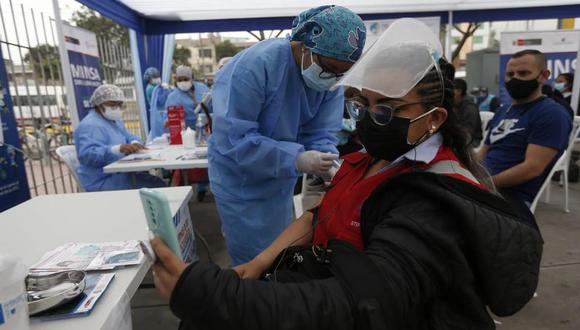 La vacunación a nivel nacional contra el coronavirus (COVID-19) sigue avanzando. En Lima y Callao se inmuniza a mayores de 21 años | Foto: @photo.gec / Referencial