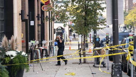 Los investigadores procesaron la escena caótica de un tiroteo múltiple en el bar Truck Park en St. Paul, Minnesota, que ocurrió después de la medianoche del domingo 10 de octubre de 2021 (Foto: Renee Jones Schneider / Star Tribune vía AP).