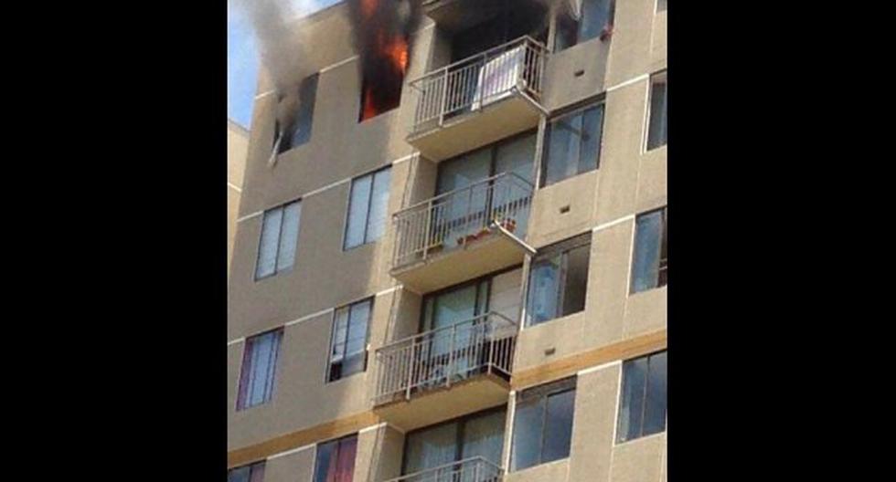 Bomberos han confinado las llamas en incendio en San Miguel. (Foto: Facebook)