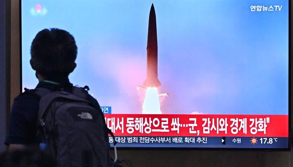 Un hombre pasa frente a una pantalla de televisión que muestra una transmisión de noticias con imágenes de archivo de una prueba de misiles de Corea del Norte, en una estación de tren en Seúl el 29 de septiembre de 2022. (Foto de Jung Yeon-je / AFP)