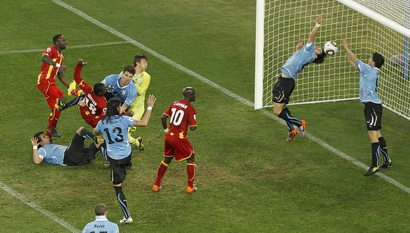 Luis Suárez se convirtió en un héroe en Uruguay por esta acción en el último minuto del tiempo suplementario frente a Ghana. (Foto: Reuters)
