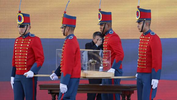 El momento en el que la espada de Bolívar es trasladada a la toma de posesión de Gustavo Petro como presidente de Colombia. (Foto: EFE).