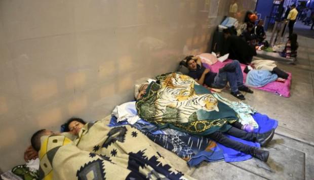 Varios venezolanos pernoctaban en el Cebaf Tumbes, pues los buses que los trasladaban a otras ciudades empezaban sus servicios a las 5 de la mañana. (Foto: Alonso Chero)