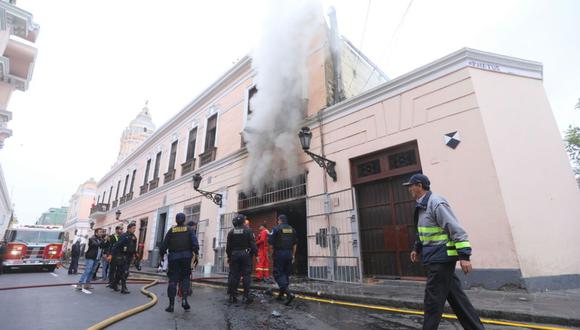 El incendió se inició en el restaurante dedicado a la venta de anticuchos pasadas las 9 de la mañana. El local es de propiedad del convento de Santo Domingo y data de principios  del  siglo XX. (Municipalidad de Lima)
