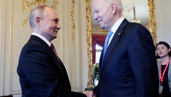 El presidente estadounidense Joe Biden (derecha) y el presidente ruso Vladimir Putin se dan la mano durante la cumbre en la Villa La Grange, en Ginebra. (EFE / EPA / MIKHAIL METZEL / SPUTNIK / KREMLIN).