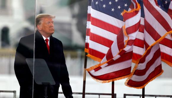 El presidente de Estados Unidos, Donald Trump, observa el final de su discurso durante una manifestación para impugnar la certificación de los resultados de las elecciones presidenciales de Estados Unidos de 2020 por parte del Congreso de Estados Unidos, en Washington. (REUTERS/Jim Bourg).