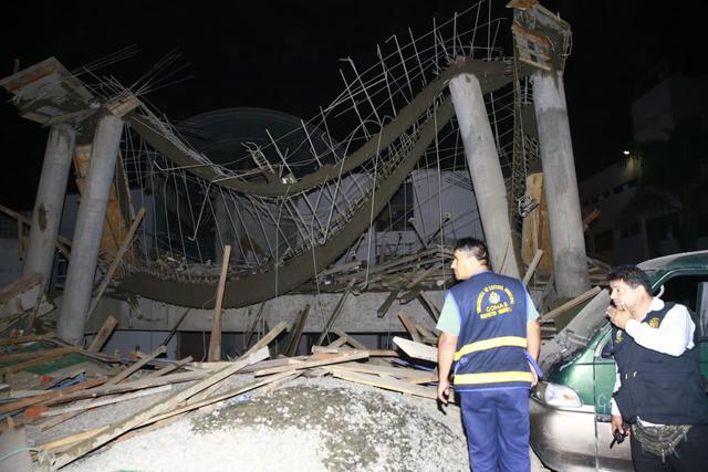 Esta noche se derrumbó el techo de la iglesia Nuestra Señora de la Luz, en la urbanización Santa Luzmila, Cusco. Hubo seis heridos.