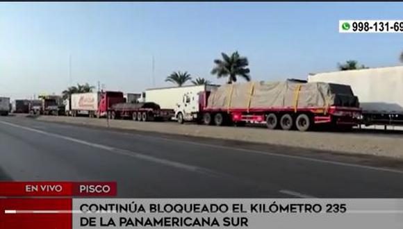 Los conductores están varados desde hace días en la Panamericana Sur, entre los kilómetros de 235 y 240 de esta vía. (América TV.)