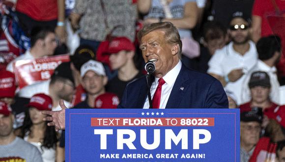 El expresidente de Estados Unidos y aspirante republicano a la presidencia de 2024, Donald Trump, durante un mitin en el estadio Ted Hendricks en Henry Milander Park en Hialeah, Florida, el 8 de noviembre de 2023. (Foto de Ricardo ARDUENGO / AFP)
