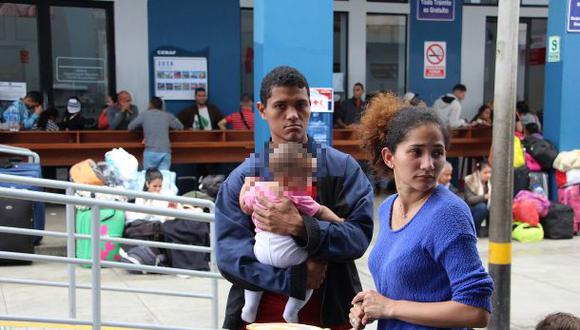 Cientos de familias venezolanas piden ayuda para transitar por Ecuador y llegar al Perú (Foto: Ralph Zapata)